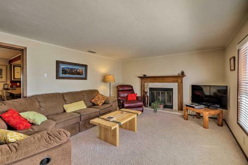 Page Home With Balcony And Yard, Walk To Rim View Trail