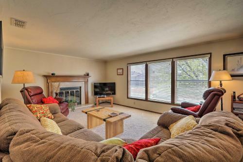 Page Home With Balcony And Yard, Walk To Rim View Trail