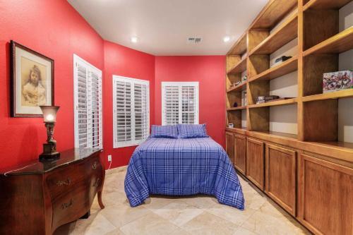 Grand Home With Private Pool On Foothills Golf Course