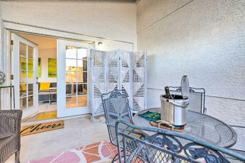 Modern Backhouse With Hot Tub And Tiki Bar Access