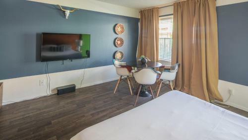 Wanderjaunt -- Classic Downtown Phoenix Apartments