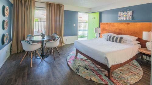 Wanderjaunt -- Classic Downtown Phoenix Apartments