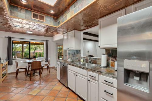 Stylish Scottsdale Home With Yard Pets Welcome
