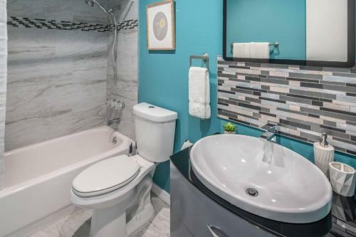 Sleek 2br Townhome | Central Phx By Wanderjaunt