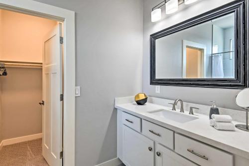 Upscale Phoenix Home With Backyard, Near Golf!