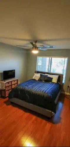 Cozy Home With Spacious Kitchen & Mountain Views