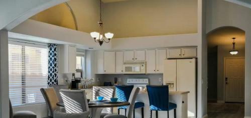 Cozy Home With Spacious Kitchen & Mountain Views