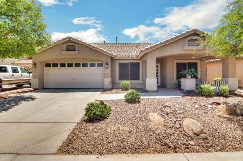 Cozy Home With Spacious Kitchen & Mountain Views