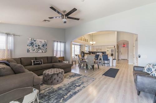 Cozy Home With Spacious Kitchen & Mountain Views