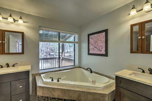 Spacious Pinetop-lakeside Home With Hot Tub On 1 Acre