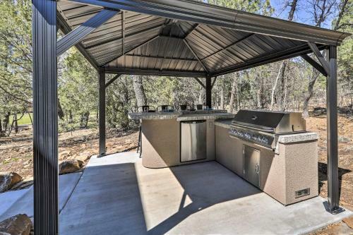 Spacious Pinetop-lakeside Home With Hot Tub On 1 Acre