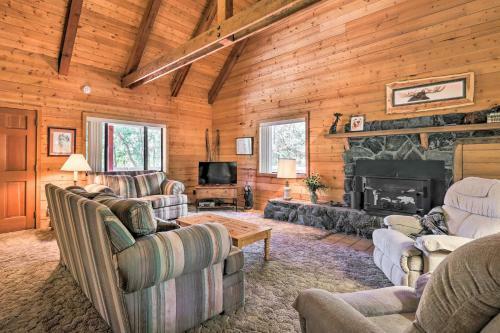 Pet-friendly Cabin With Bbq - 7 Mi To Show Low Lake!