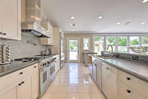 Bright Scottsdale Home - Lounge And Cook Poolside!