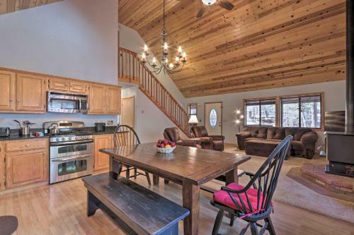 Spacious Pine Getaway With 2 Decks 2 Mi To Downtown
