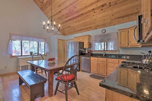 Spacious Pine Getaway With 2 Decks 2 Mi To Downtown