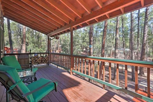 Spacious Pine Getaway With 2 Decks 2 Mi To Downtown