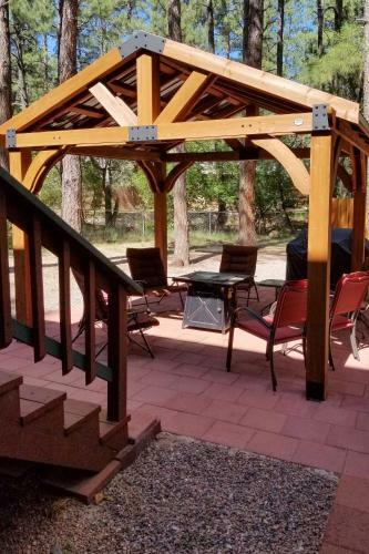 Spacious Pine Getaway With 2 Decks 2 Mi To Downtown