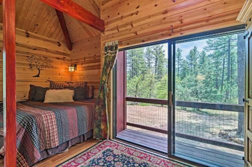 Strawberry And Pine Studio Cabin With Outdoor Oasis!