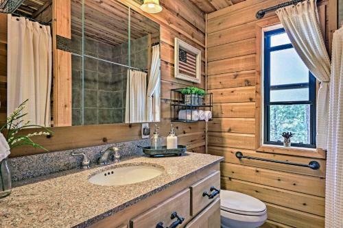 Strawberry And Pine Studio Cabin With Outdoor Oasis!