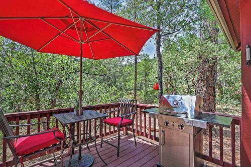 Strawberry And Pine Studio Cabin With Outdoor Oasis!