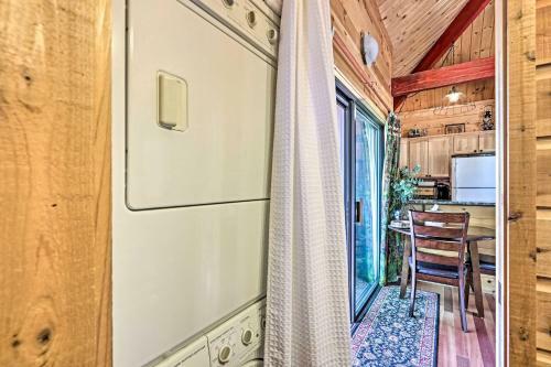 Strawberry And Pine Studio Cabin With Outdoor Oasis!