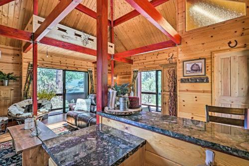 Strawberry And Pine Studio Cabin With Outdoor Oasis!