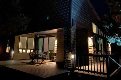 Cosmopolitan Cabin With Mtn View, 1 Mi To Pine!