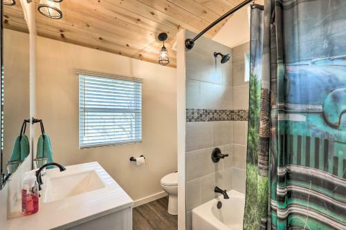 Modern Home With Deck 2 Mi To Courthouse Plaza