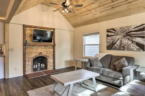 Modern Home With Deck 2 Mi To Courthouse Plaza