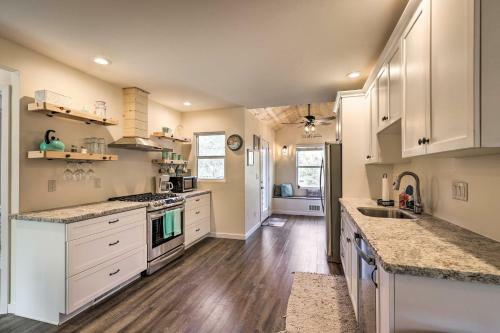 Modern Home With Deck 2 Mi To Courthouse Plaza