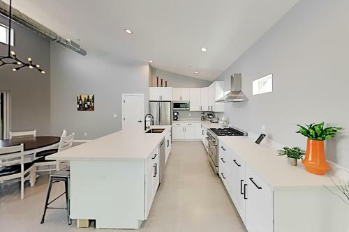 Brand-new Home - Private Pool, Hot Tub, 2 Firepits Home