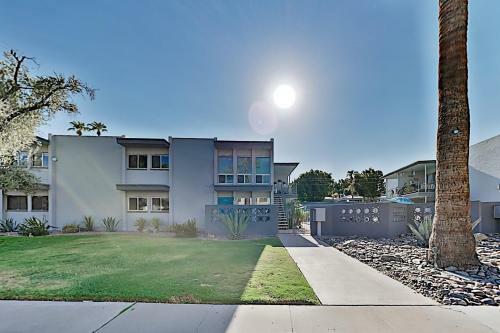 Freshly Updated Old Town Getaway With Pool & Patio Townhouse