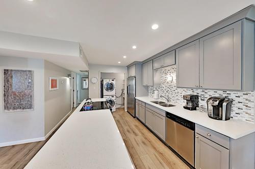 Freshly Updated Old Town Getaway With Pool & Patio Townhouse