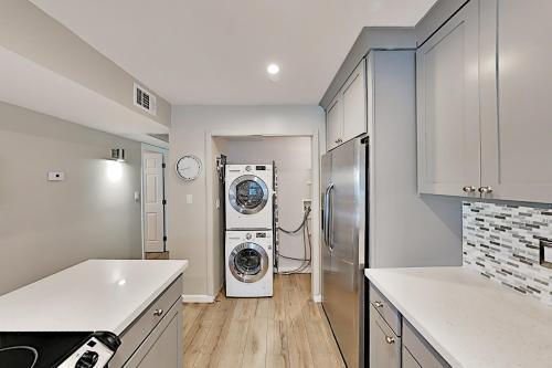 Freshly Updated Old Town Getaway With Pool & Patio Townhouse