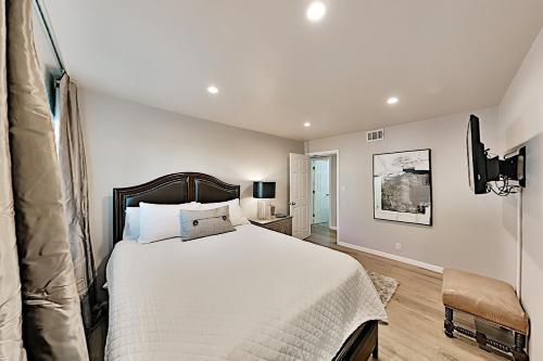 Freshly Updated Old Town Getaway With Pool & Patio Townhouse