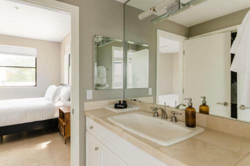N 75th St #201 - Ivory I