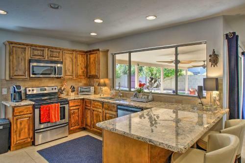 Colorful Home With Grill Less Than 4 Mi To Talking Stick Golf