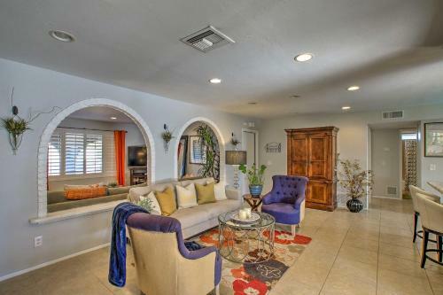 Colorful Home With Grill Less Than 4 Mi To Talking Stick Golf