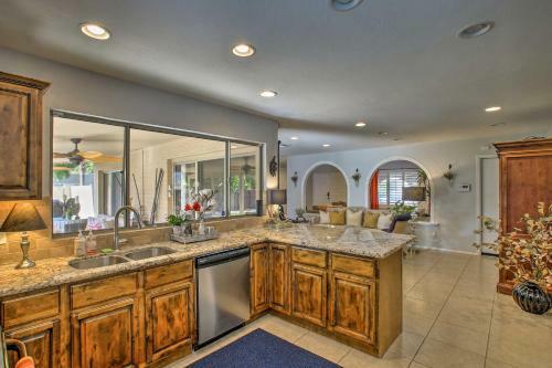 Colorful Home With Grill Less Than 4 Mi To Talking Stick Golf
