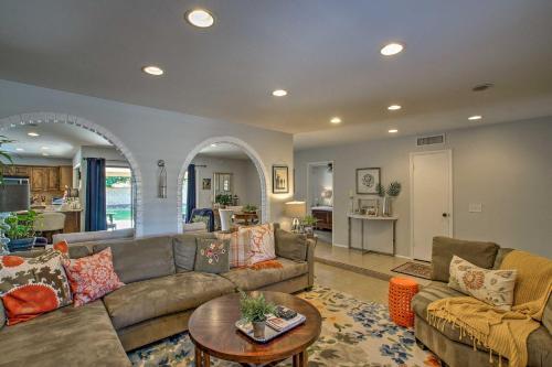 Colorful Home With Grill Less Than 4 Mi To Talking Stick Golf