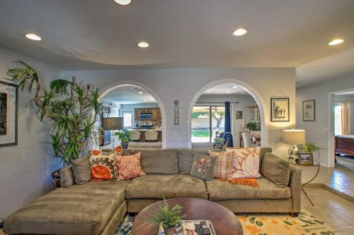 Colorful Home With Grill Less Than 4 Mi To Talking Stick Golf