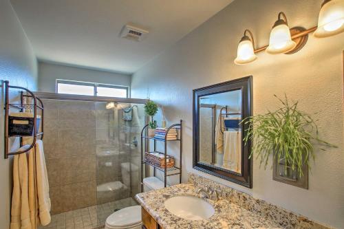 Colorful Home With Grill Less Than 4 Mi To Talking Stick Golf