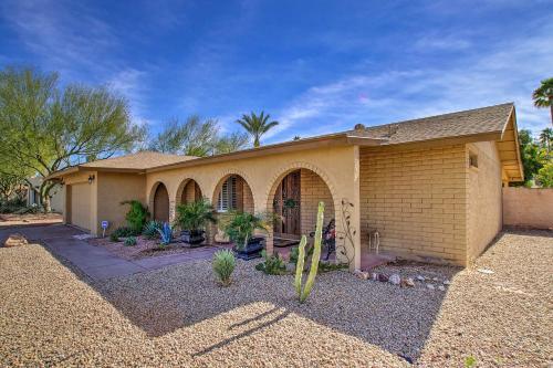 Colorful Home With Grill Less Than 4 Mi To Talking Stick Golf