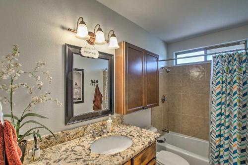 Colorful Home With Grill Less Than 4 Mi To Talking Stick Golf