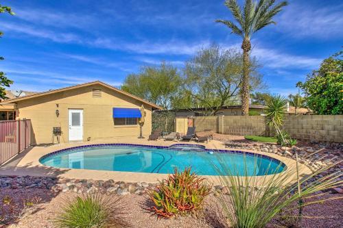 Colorful Home With Grill Less Than 4 Mi To Talking Stick Golf