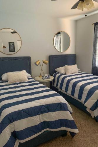 Colorful Home With Grill Less Than 4 Mi To Talking Stick Golf