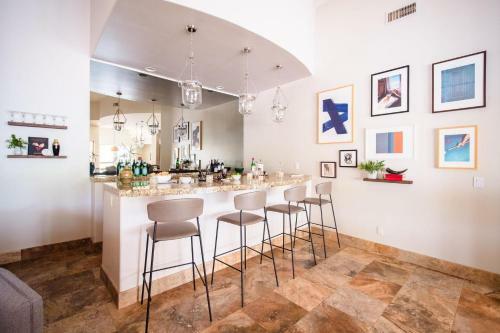 Farrier - Spectacular 7br Mediterranean-style Estate W Pool & Spa