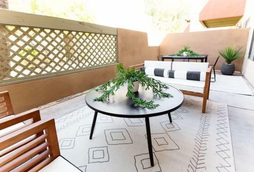 Stylish Old Town 2 Bdrm Ground Floor Condo