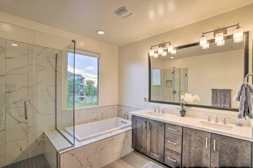 Townhome With Pool Access, Outdoor And Urban Fun!