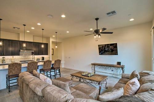 Townhome With Pool Access, Outdoor And Urban Fun!